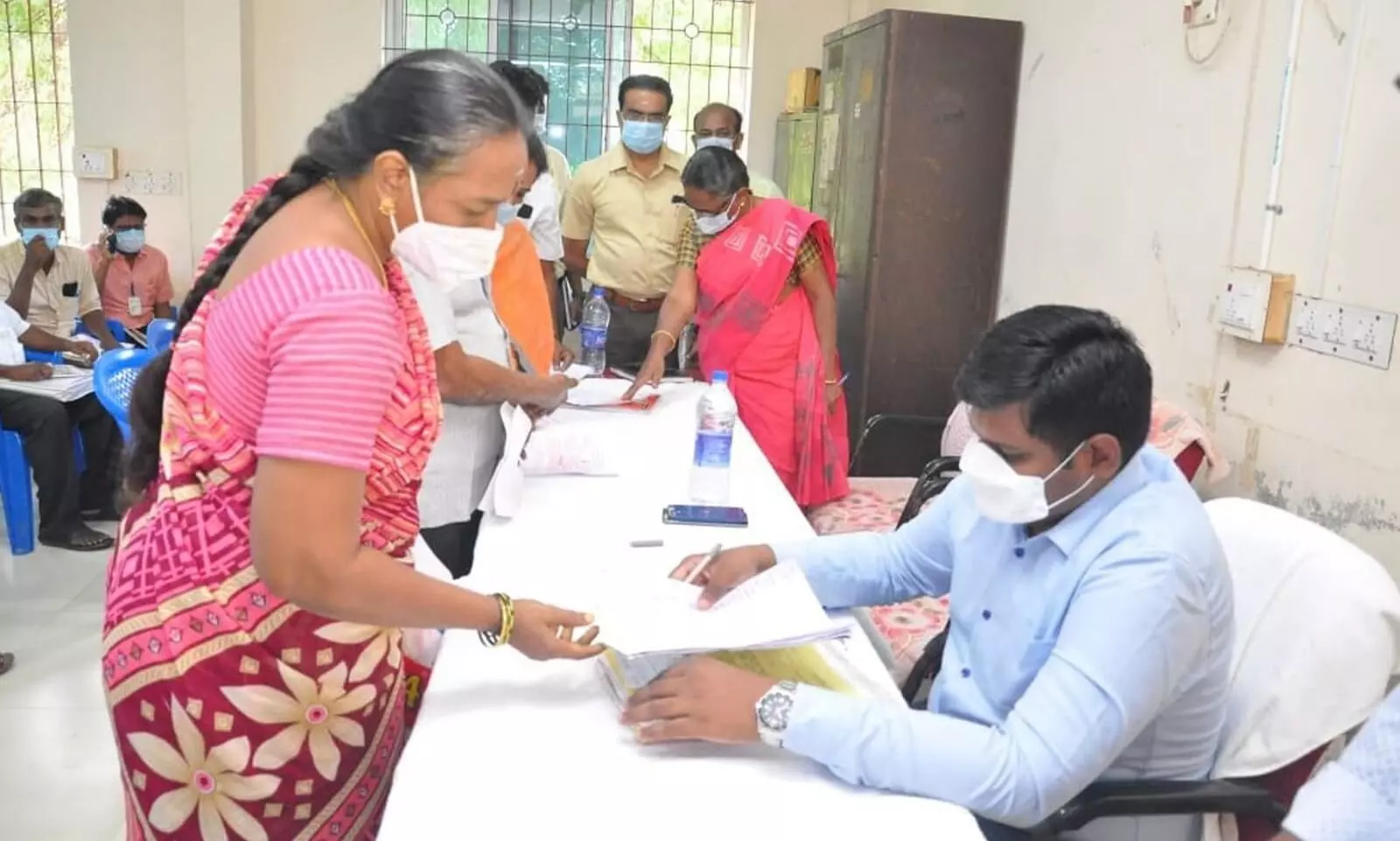 மதுரை மாநகராட்சி அலுவலகத்தில் மக்கள் குறைதீர்க்கும் முகாமில் 206 மனுக்கள் மதுரை மாநகராட்சி அலுவலகத்தில் மக்கள் குறைதீர்க்கும் முகாமில் 206 மனுக்கள்