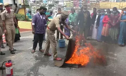 குன்னூரில் தீயணைப்ப்பு துறை சார்பில் செயல்முறை விளக்கம்