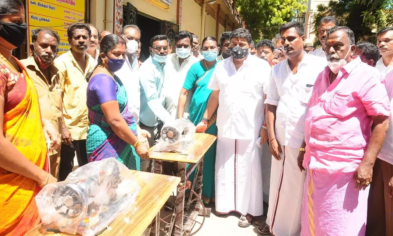மதுரையில் நிதியமைச்சர் பல்வேறு நலத்திட்ட உதவிகள் வழங்கல் மதுரையில் நிதியமைச்சர் பல்வேறு நலத்திட்ட உதவிகள் வழங்கல்