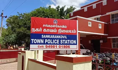 சங்கரன்கோவில் டாஸ்மாக் பாரில் இரு தரப்பினர் கடும் மோதல்: பலத்த போலீஸ் பாதுகாப்பு சங்கரன்கோவில் டாஸ்மாக் பாரில் இரு தரப்பினர் கடும் மோதல்: பலத்த போலீஸ் பாதுகாப்பு