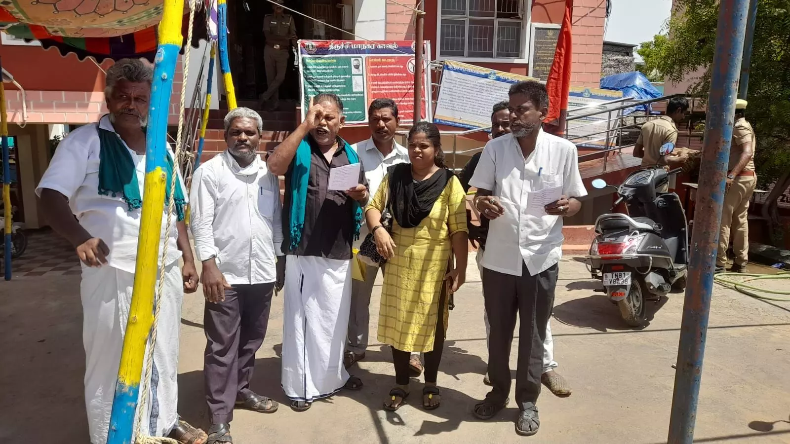 திருச்சியில் மோடி படத்தை கிழித்து ஜனநாயக நல கூட்டமைப்பினர் போராட்டம் திருச்சியில் மோடி படத்தை கிழித்து ஜனநாயக நல கூட்டமைப்பினர் போராட்டம்