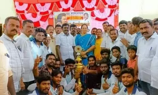 சங்கரன்கோவிலில் கிரிக்கெட் போட்டியில் வெற்றி பெற்றவர்களுக்கு திமுக நிர்வாகி பரிசளிப்பு சங்கரன்கோவிலில் கிரிக்கெட் போட்டியில் வெற்றி பெற்றவர்களுக்கு திமுக நிர்வாகி பரிசளிப்பு