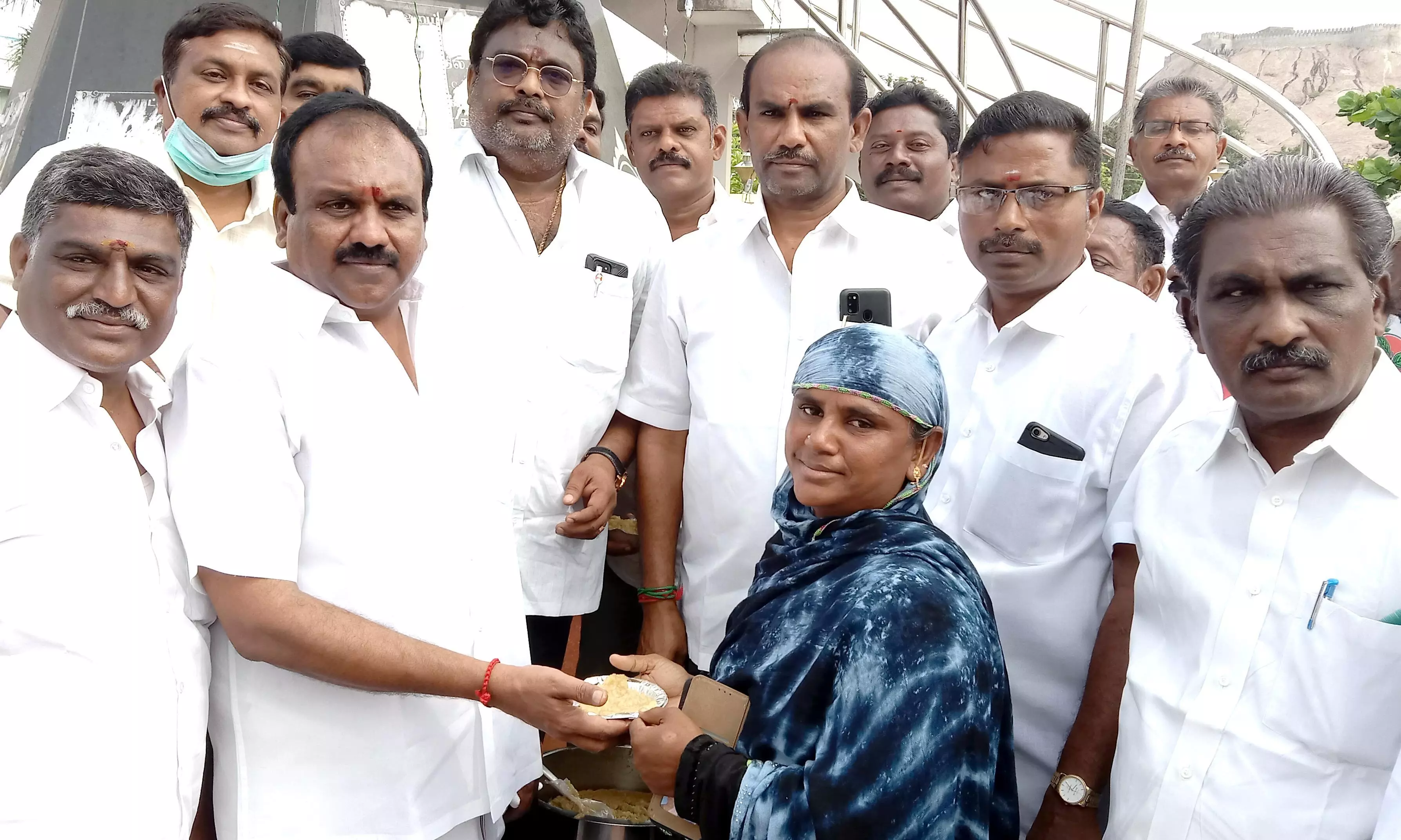 அதிமுகவின் 50வது ஆண்டு விழா: நாமக்கல் நகர கட்சியினர் கொண்டாட்டம் அதிமுகவின் 50வது ஆண்டு விழா: நாமக்கல் நகர கட்சியினர் கொண்டாட்டம்