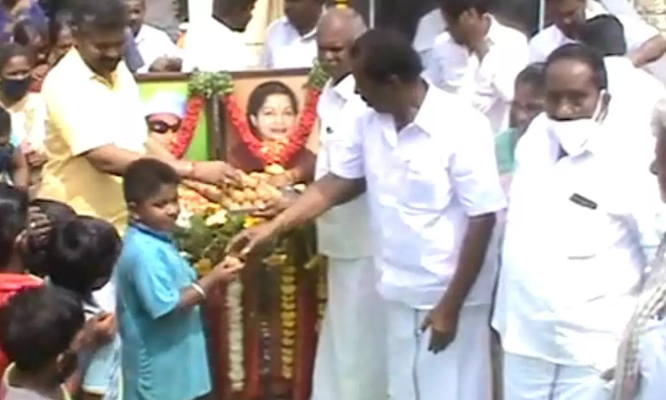 எடப்பாடி ஒன்றியங்களில் அதிமுகவின் 50வது ஆண்டு விழா இனிப்பு வழங்கி கொண்டாட்டம் எடப்பாடி ஒன்றியங்களில் அதிமுகவின் 50வது ஆண்டு விழா இனிப்பு வழங்கி கொண்டாட்டம்