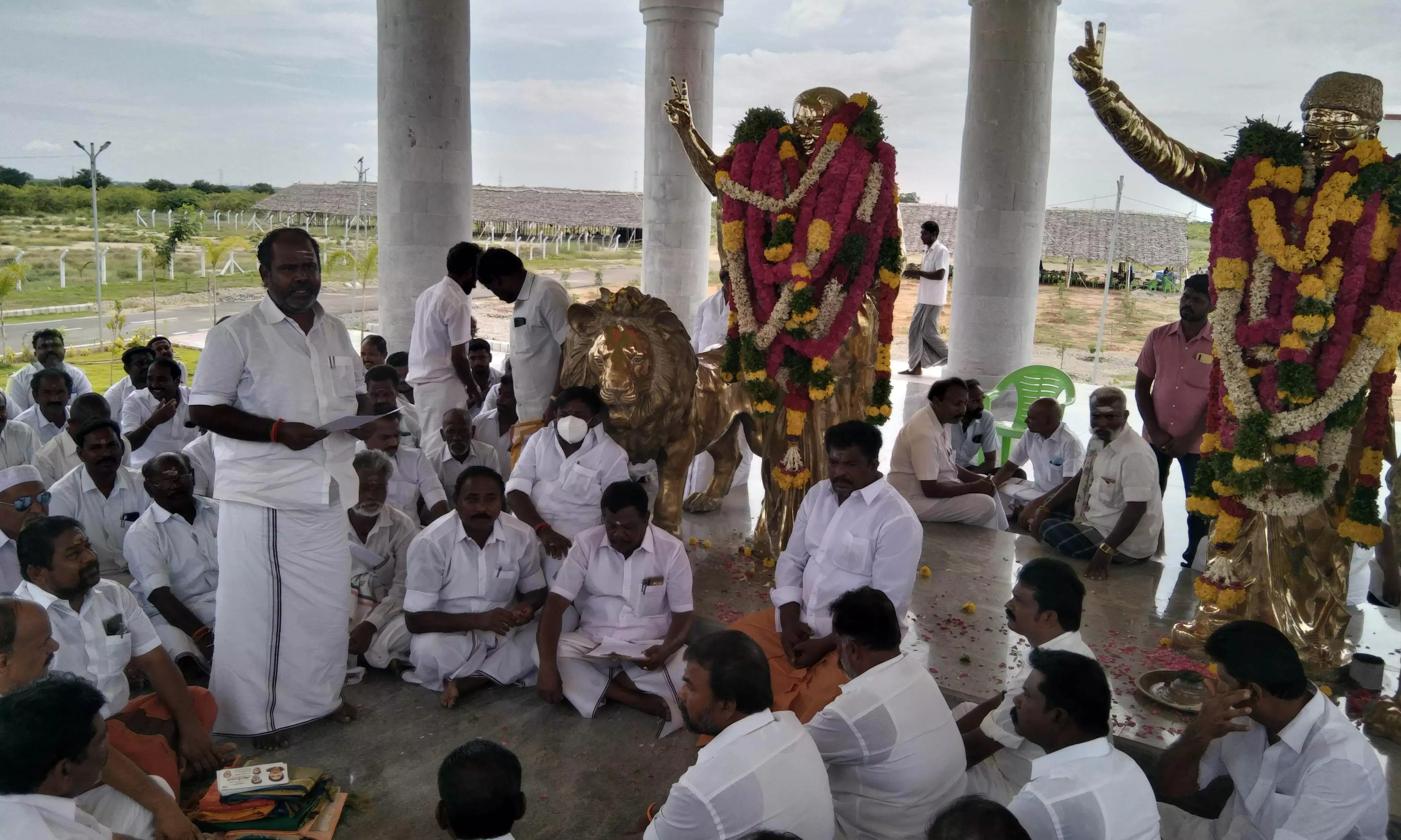 அதிமுக பொன்விழா கொண்டாட்டம்: முன்னாள் அமைச்சர் உதயகுமார் அன்னதானம் வழங்கல் அதிமுக பொன்விழா கொண்டாட்டம்: முன்னாள் அமைச்சர் உதயகுமார் அன்னதானம் வழங்கல்