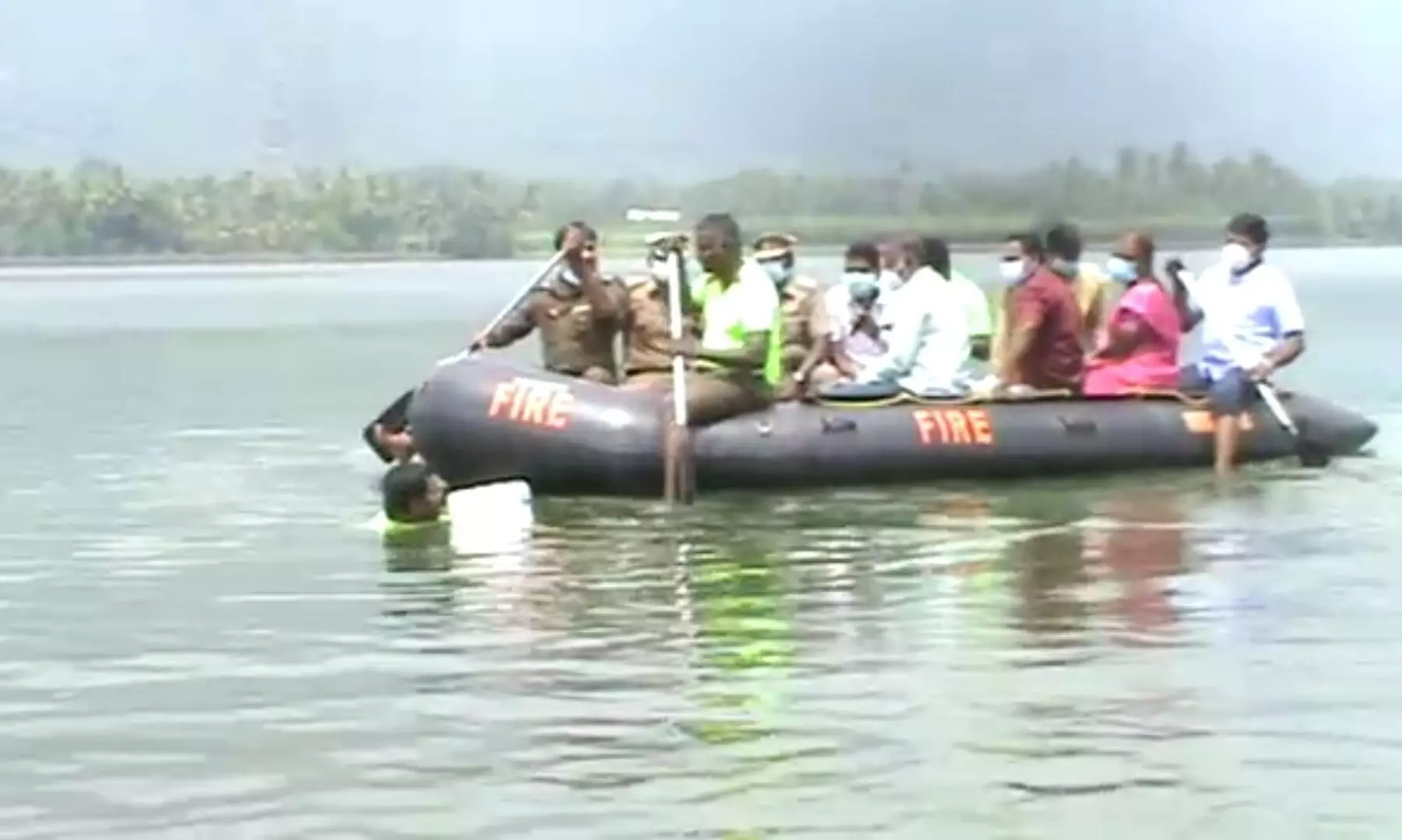 பூலாம்பட்டி காவேரி ஆற்றில் பேரிடர் கால தற்காப்பு விழிப்புணர்வு ஒத்திகை பூலாம்பட்டி காவேரி ஆற்றில் பேரிடர் கால தற்காப்பு விழிப்புணர்வு ஒத்திகை
