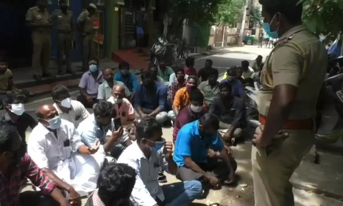 மதுரை மாநகராட்சி ஒப்பந்த பணியாளர்கள் பணத்தை கையாடல் செய்ததாக முற்றுகை போராட்டம் மதுரை மாநகராட்சி ஒப்பந்த பணியாளர்கள் பணத்தை கையாடல் செய்ததாக முற்றுகை போராட்டம்