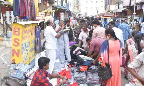 தீபாவளி பண்டிகையை ஒட்டி களை கட்டிய ஈரோடு ஜவுளி மார்க்கெட்