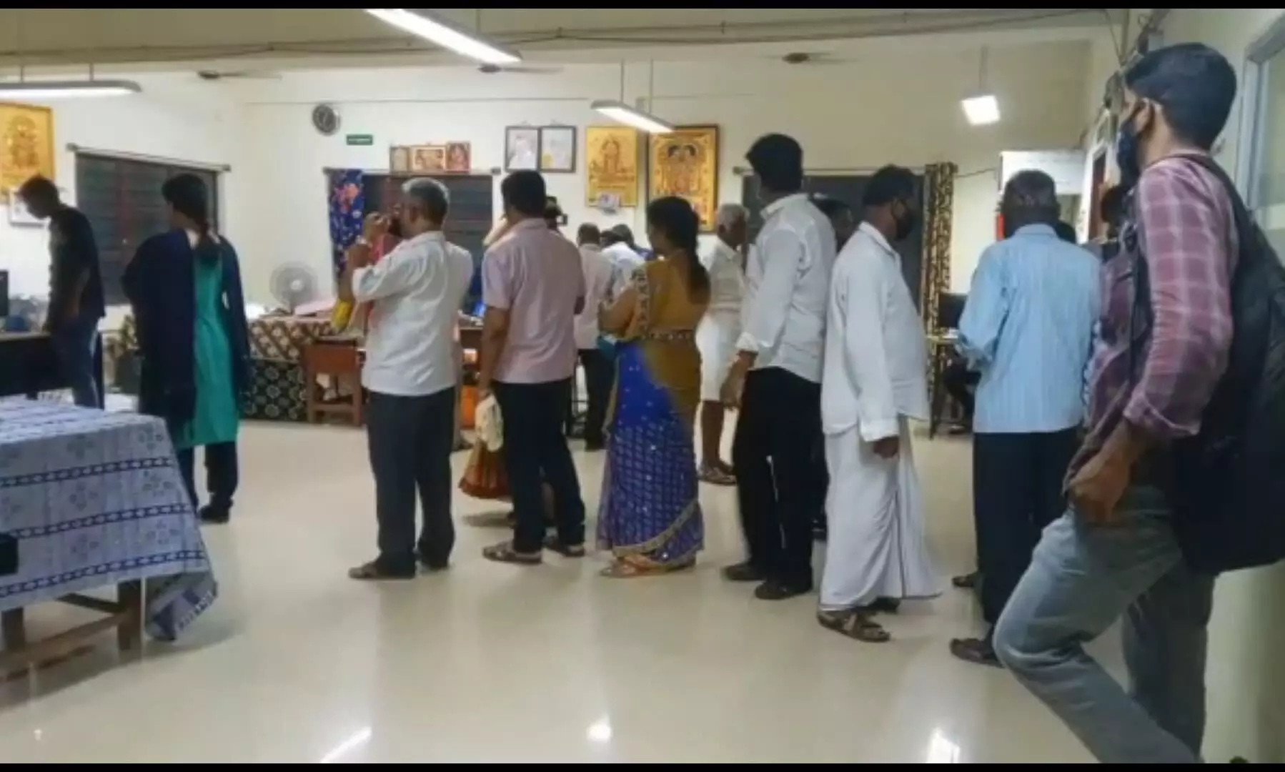 பரமக்குடியில் இரவிலும் கண்விழித்து பணியாற்றும் பத்திரப்பதிவு அலுவலர்கள் பரமக்குடியில் இரவிலும் கண்விழித்து பணியாற்றும் பத்திரப்பதிவு அலுவலர்கள்