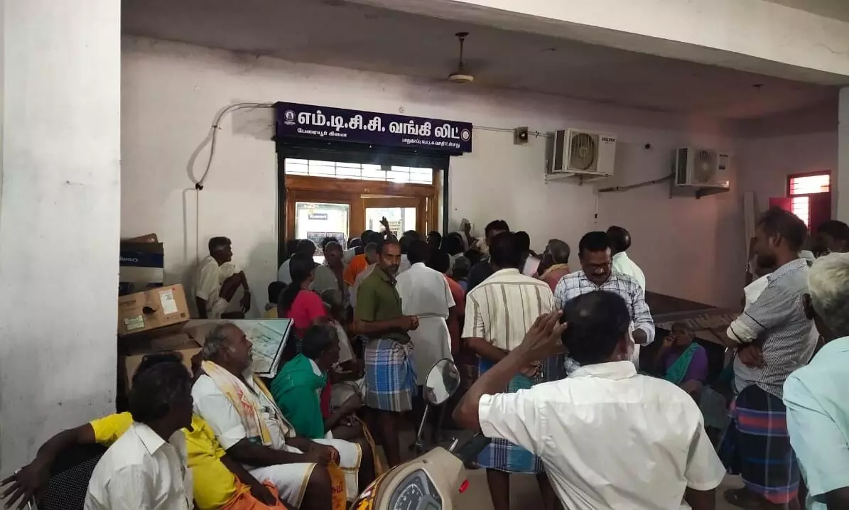 அக்கறை இல்லாத கூட்டுறவு வங்கி: பொதுமக்கள் புகார் அக்கறை இல்லாத கூட்டுறவு வங்கி: பொதுமக்கள் புகார்