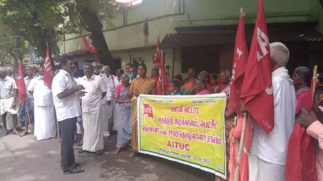 கைத்தறி ஜமுக்காள நெசவாளர்கள் ஊதிய உயர்வு வழங்க கோரி ஆர்ப்பாட்டம் கைத்தறி ஜமுக்காள நெசவாளர்கள் ஊதிய உயர்வு வழங்க கோரி ஆர்ப்பாட்டம்