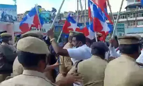 குன்னூரில் ரயில் மறியலில் ஈடுபட்ட விசிகவினர் கைது குன்னூரில் ரயில் மறியலில் ஈடுபட்ட விசிகவினர் கைது