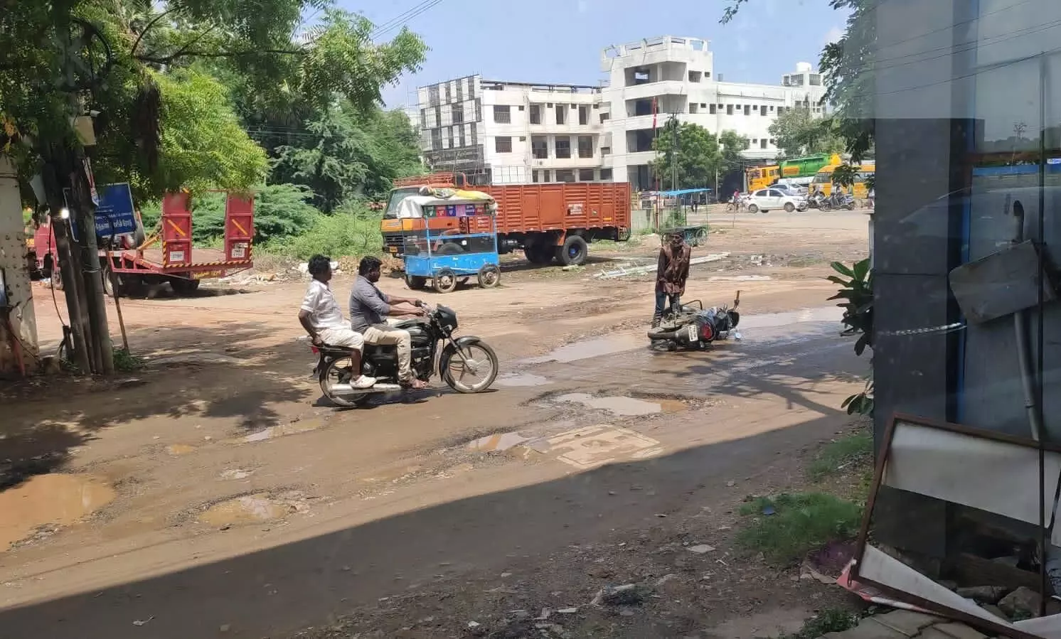 மதுரையில் பழுதான சாலையை சீரமைக்க கோரி பொது மக்கள் கோரிக்கை மதுரையில் பழுதான சாலையை சீரமைக்க கோரி பொது மக்கள் கோரிக்கை