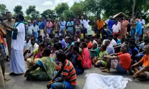 அரியலூர் அருகே சாலை விபத்தில் பலியானவரின் உடலுடன் மறியல் போராட்டம்