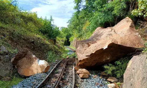 மண்சரிவால் ஊட்டி மலை ரயில் போக்குவரத்து ரத்து
