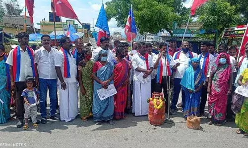 ஒன்றிய அரசை கண்டித்து விடுதலை சிறுத்தை கட்சியினர் ஆர்ப்பாட்டம் ஒன்றிய அரசை கண்டித்து விடுதலை சிறுத்தை கட்சியினர் ஆர்ப்பாட்டம்