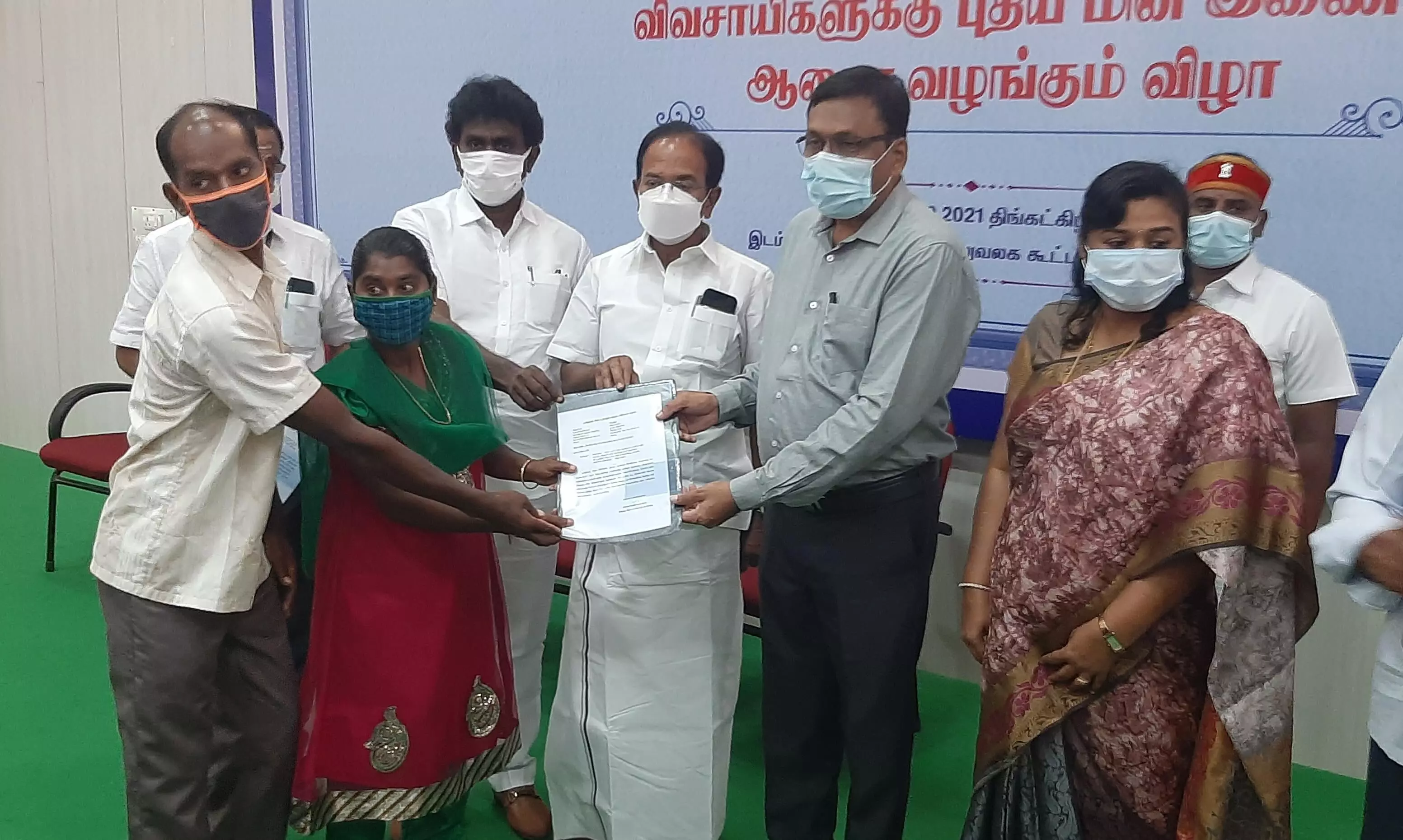 சேலத்தில் 50 விவசாயிகளுக்கு இலவச மின் இணைப்பு ஆணை: ஆட்சியர் வழங்கல் சேலத்தில் 50 விவசாயிகளுக்கு இலவச மின் இணைப்பு ஆணை: ஆட்சியர் வழங்கல்