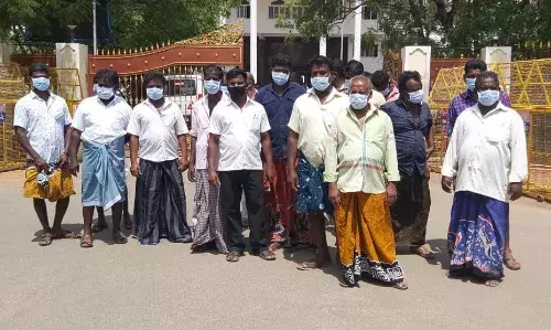 ஸ்டெர்லைட் ஆலையை மீண்டும் திறக்க வலியுறுத்தி ஆட்சியரகத்தில் மீனவர்கள் மனு ஸ்டெர்லைட் ஆலையை மீண்டும் திறக்க வலியுறுத்தி ஆட்சியரகத்தில் மீனவர்கள் மனு