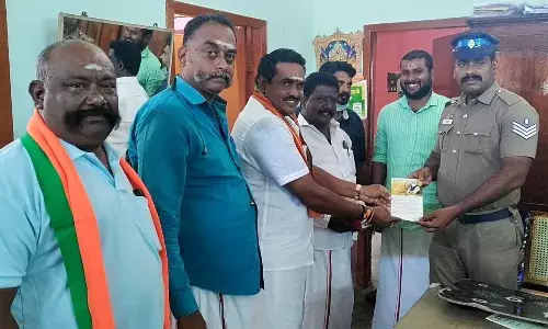 மோடி கையெழுத்துடன் முன்களப் பணியாளர்களுக்கு வாழ்த்து அட்டை வழங்கல்