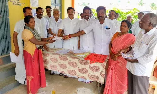 உடுமையில் கூட்டுறவு பயிர்க்கடன் தள்ளுபடி  ரசீது வழங்கல்
