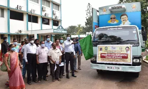 மழைநீர் சேகரிப்பு விழிப்புணர்வு வாகனம் - ஆட்சியர் தொடங்கி வைத்தார் மழைநீர் சேகரிப்பு விழிப்புணர்வு வாகனம் - ஆட்சியர் தொடங்கி வைத்தார்