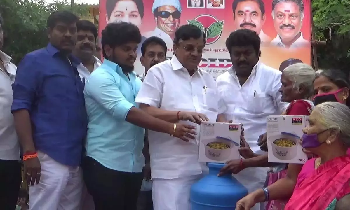 வேளச்சேரியில் சூர்யா அறக்கட்டளை சார்பில் ஏழை எளியோருக்கு நலதிட்ட உதவிகள் வேளச்சேரியில் சூர்யா அறக்கட்டளை சார்பில் ஏழை எளியோருக்கு நலதிட்ட உதவிகள்
