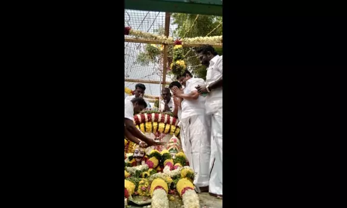 மதுரை மாவட்டம் ஆலங்குளத்தில் உள்ள மருதிருவர் சிலைக்கு திமுக சார்பில் மரியாதை மதுரை மாவட்டம் ஆலங்குளத்தில் உள்ள மருதிருவர் சிலைக்கு திமுக சார்பில் மரியாதை