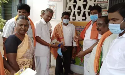 தடுப்பூசி  சாதனை: சுகாதார அலுவலர்களுக்கு பா.ஜ.க-வினர் பாராட்டு தடுப்பூசி  சாதனை: சுகாதார அலுவலர்களுக்கு பா.ஜ.க-வினர் பாராட்டு