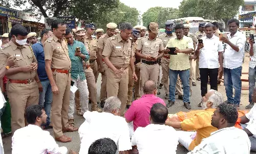 மரக்கடைக்கு தீ வைப்பு: கைது செய்யக்கோரி இந்து முன்னணியினர் மறியல்