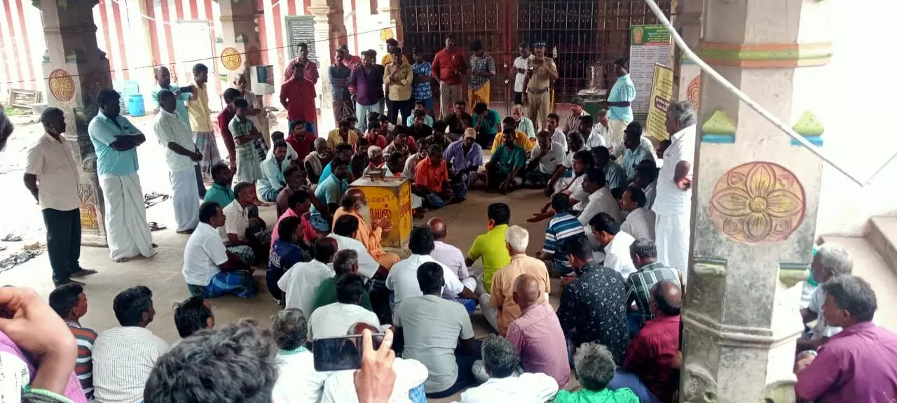 சிலை உடைப்பு:சிறுவாச்சூர் மதுர காளியம்மன் கோயிலில் இந்து அமைப்பினர் தர்ணா சிலை உடைப்பு:சிறுவாச்சூர் மதுர காளியம்மன் கோயிலில் இந்து அமைப்பினர் தர்ணா