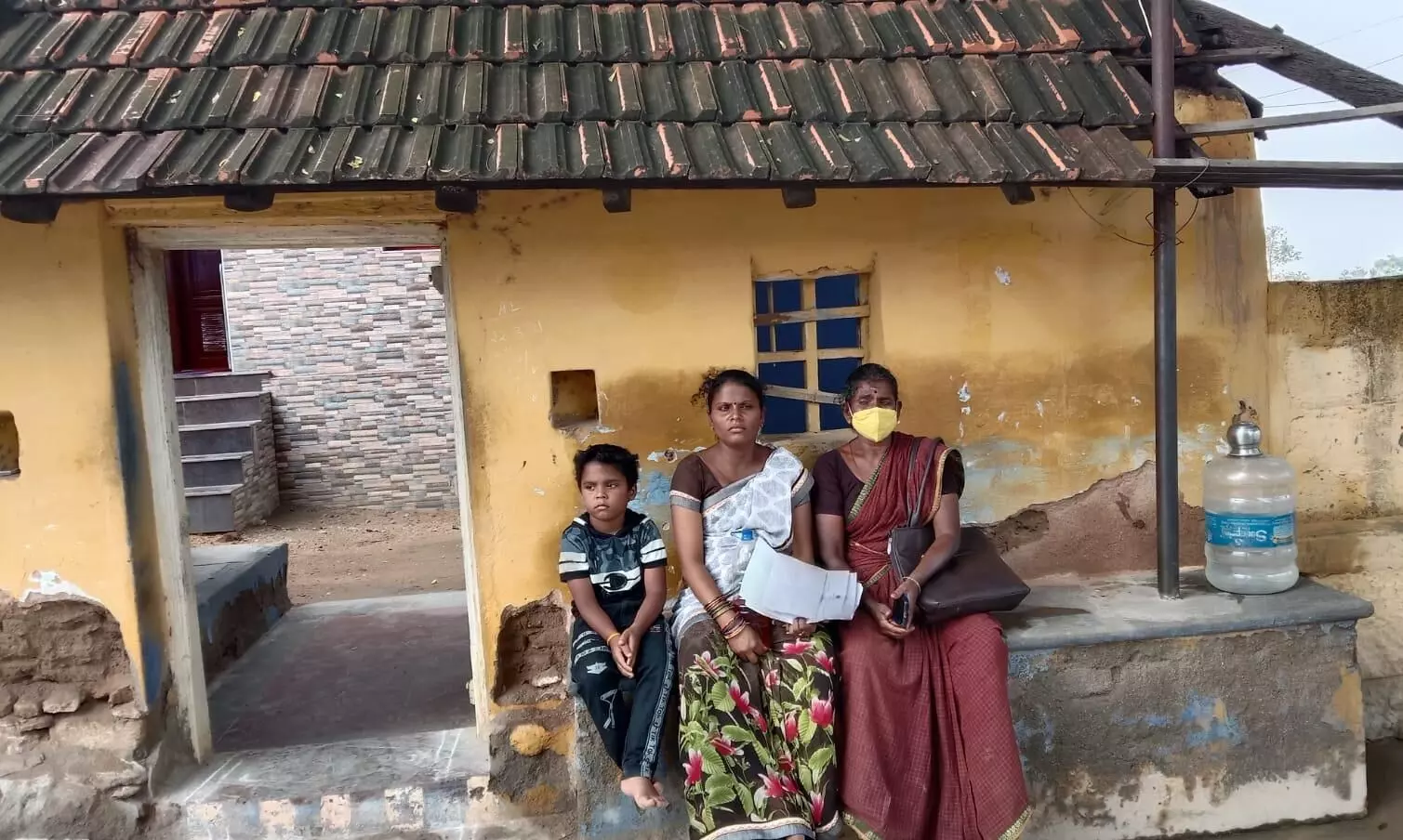 சங்கரன்கோவில் அருகே கணவருடன் சேர்த்து வைக்க வலியுறுத்தி கர்ப்பிணி பெண் போராட்டம் சங்கரன்கோவில் அருகே கணவருடன் சேர்த்து வைக்க வலியுறுத்தி கர்ப்பிணி பெண் போராட்டம்