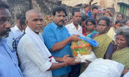தீ விபத்தில் பாதிக்கப்பட்டவர்களுக்கு எம்பி ரவிக்குமார் நிவாரண உதவி