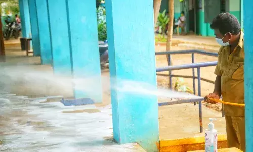 நாகர்கோவில் மாநகராட்சி பள்ளிகளில் கிருமிநாசினி தெளிப்பு