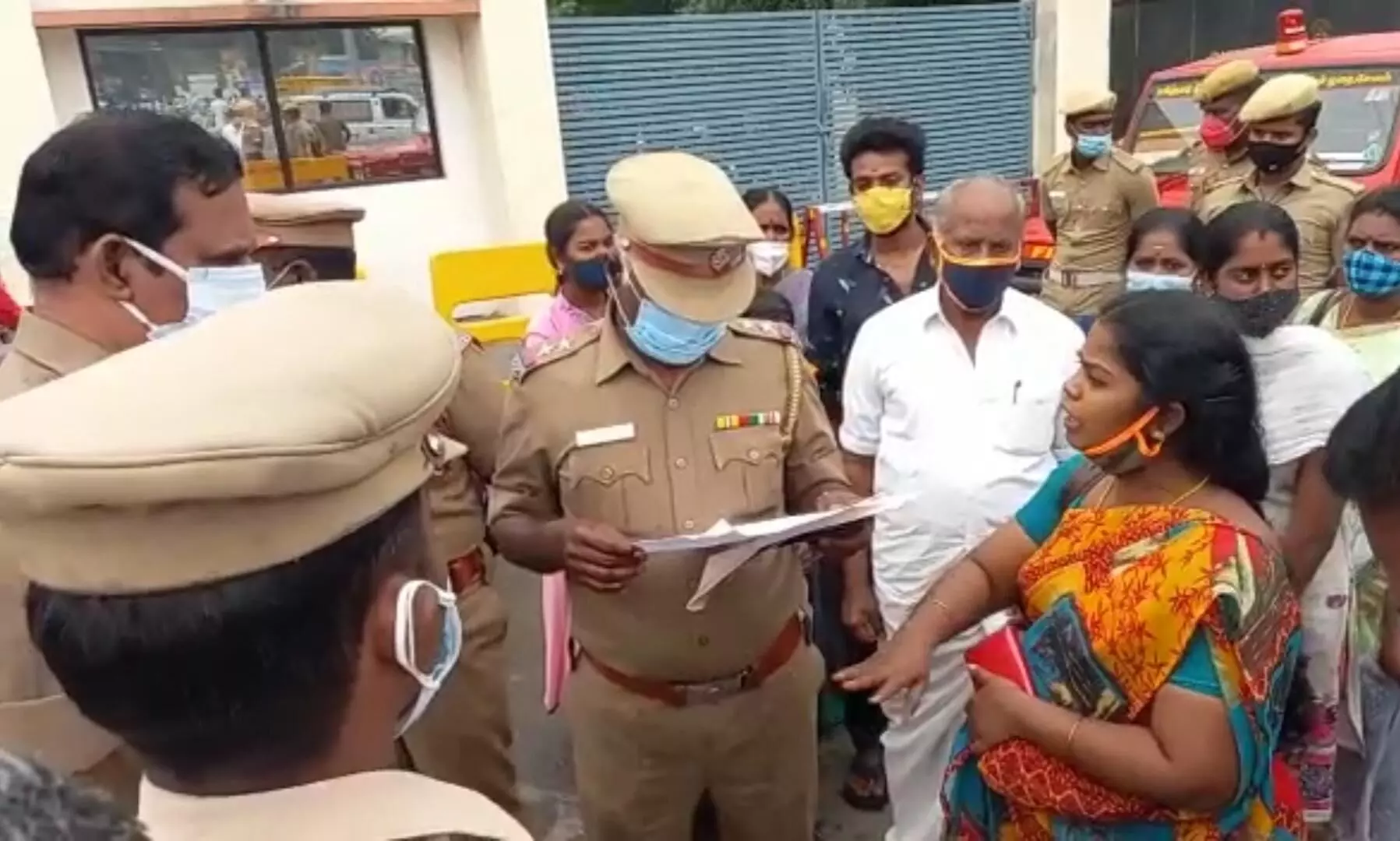 திமுக நிர்வாகி கொலை மிரட்டல்: ஆசிரியர் குடும்பத்துடன் தீக்குளிக்க முயற்சி திமுக நிர்வாகி கொலை மிரட்டல்: ஆசிரியர் குடும்பத்துடன் தீக்குளிக்க முயற்சி