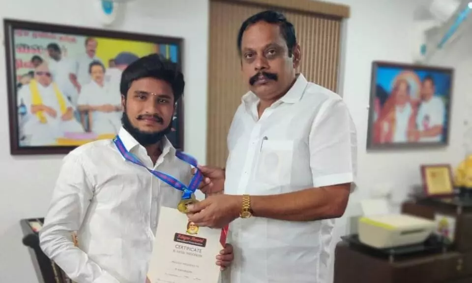 மசாஜ் சென்டரில் புகுந்து பணம், நகை பறித்த விவகாரம் :திமுக பிரமுகர் கைது மசாஜ் சென்டரில் புகுந்து பணம், நகை பறித்த விவகாரம் :திமுக பிரமுகர் கைது