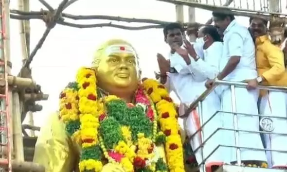 மதுரை கோரிப்பாளையம் பசும்பொன் தேவர் சிலைக்கு பாஜவினர் மாலை அணிவித்து மரியாதை மதுரை கோரிப்பாளையம் பசும்பொன் தேவர் சிலைக்கு பாஜவினர் மாலை அணிவித்து மரியாதை