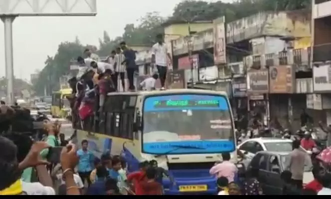 மதுரை கோரிப்பாளையத்தில் பஸ் கண்ணாடியை சேதப்படுத்தி வாலிபர்கள் ரகளை மதுரை கோரிப்பாளையத்தில் பஸ் கண்ணாடியை சேதப்படுத்தி வாலிபர்கள் ரகளை