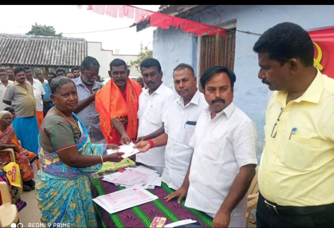சுண்டக்காம்பாளையத்தில் இந்திய ஐக்கிய கம்யூனிஸ்ட் கட்சியின் பேரவை கூட்டம் சுண்டக்காம்பாளையத்தில் இந்திய ஐக்கிய கம்யூனிஸ்ட் கட்சியின் பேரவை கூட்டம்