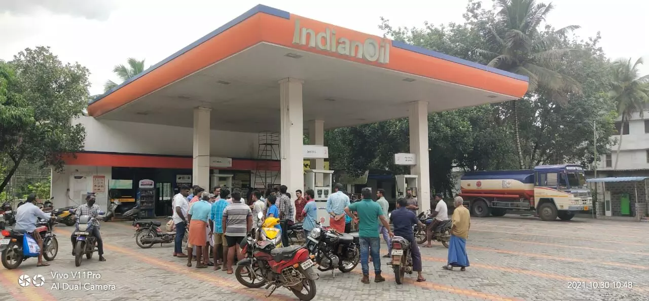 குலசேகரத்தில் கலப்பட பெட்ரோல் விற்பனை நிலையத்தை பொதுமக்கள் முற்றுகை குலசேகரத்தில் கலப்பட பெட்ரோல் விற்பனை நிலையத்தை பொதுமக்கள் முற்றுகை