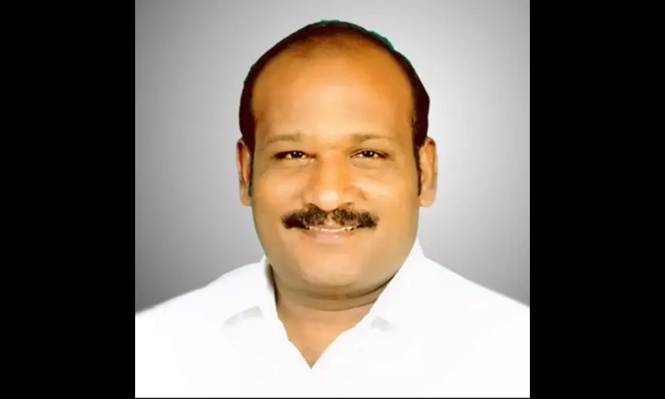 பள்ளி மாணவர்களை, விருந்தினர்கள் போல் வாசலுக்கு வந்து வரவேற்க வேண்டும் பள்ளி மாணவர்களை, விருந்தினர்கள் போல் வாசலுக்கு வந்து வரவேற்க வேண்டும்