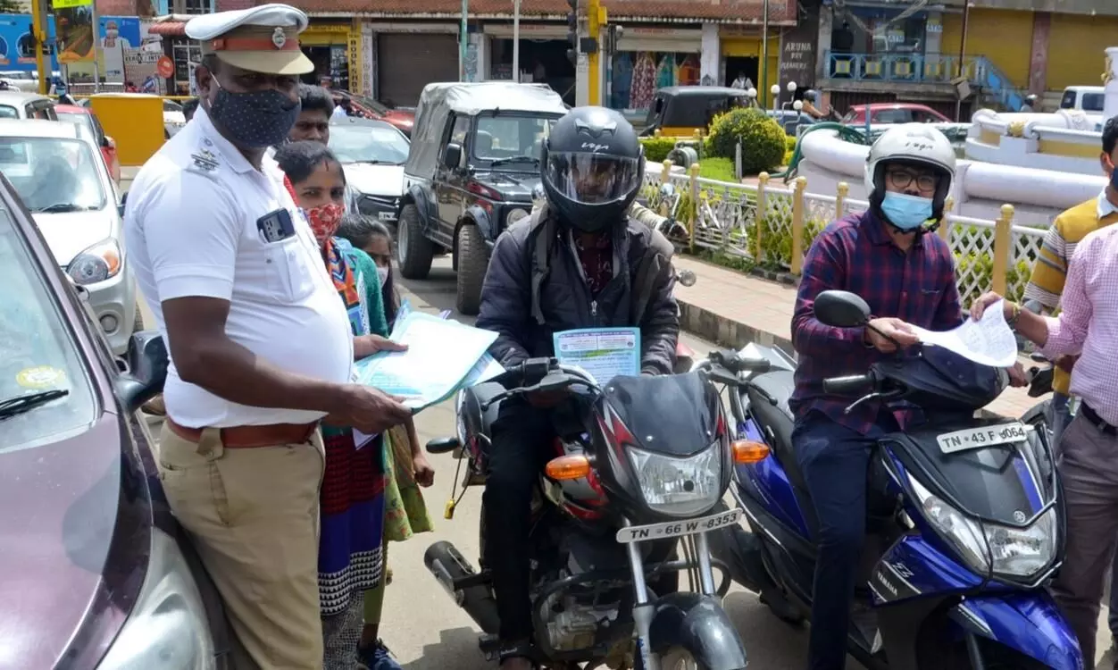 உதகையில் போக்குவரத்து விழிப்புணர்வு நிகழ்ச்சி: நீதிபதி பங்கேற்பு உதகையில் போக்குவரத்து விழிப்புணர்வு நிகழ்ச்சி: நீதிபதி பங்கேற்பு