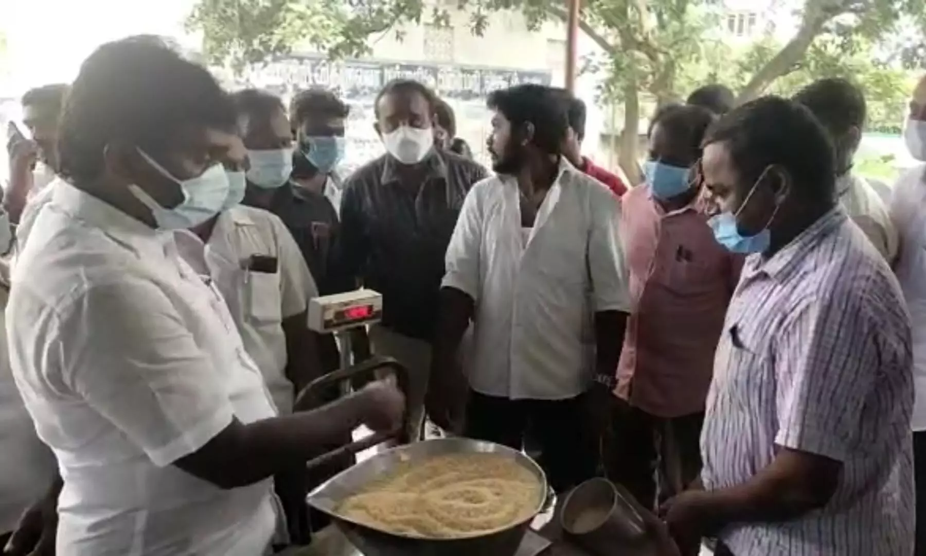 சேலம் அருகே ரேஷன் கடையில் 20க்கு 17 கிலோ அரிசி: எம்.பி., எச்சரிக்கை சேலம் அருகே ரேஷன் கடையில் 20க்கு 17 கிலோ அரிசி: எம்.பி., எச்சரிக்கை