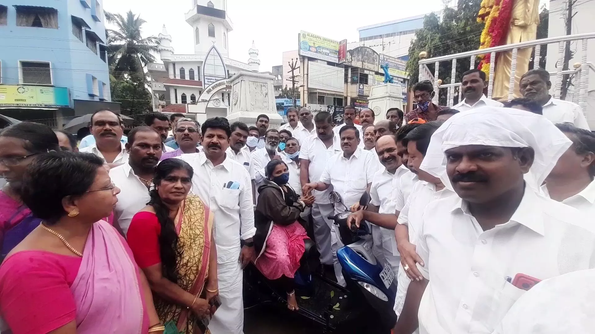 குமரியில் மொழிப்போர் தியாகிகளுக்கு அதிமுகவினர் மாலை அணிவித்து மரியாதை குமரியில் மொழிப்போர் தியாகிகளுக்கு அதிமுகவினர் மாலை அணிவித்து மரியாதை