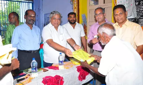 தீபாவளியை முன்னிட்டு ஏழைகளுக்கு வேட்டி, சேலை   வழங்கல்