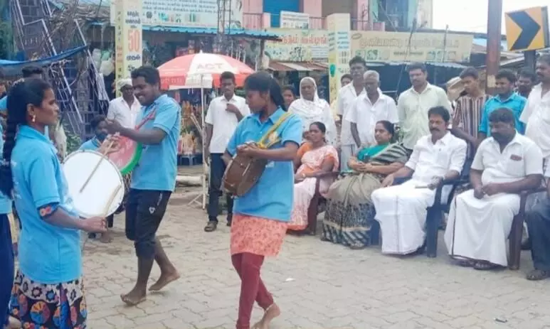 செஞ்சி அருகே கொட்டும் மழையில் கல்வி விழிப்புணர்வு பிரசாரம் செஞ்சி அருகே கொட்டும் மழையில் கல்வி விழிப்புணர்வு பிரசாரம்