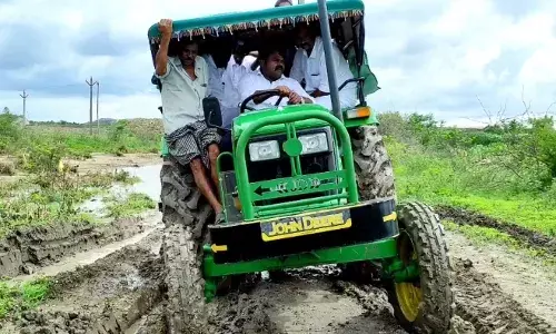 டிராக்டரில் சென்று ஆய்வு மேற்கொண்ட சங்கரன்கோவில் எம்எல்ஏ