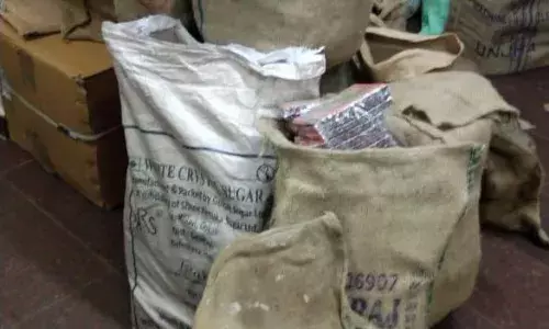 அனுமதியின்றி விற்பனைக்காக வீட்டில் பதுக்கி வைத்திருந்த பட்டாசு பறிமுதல்  