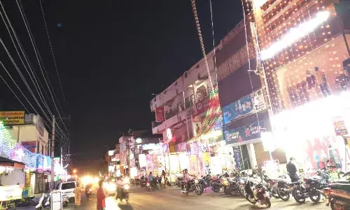களை கட்டிய தீபாவளி: வண்ண விளக்குகளால் ஜொலிக்கும் கடைகள்