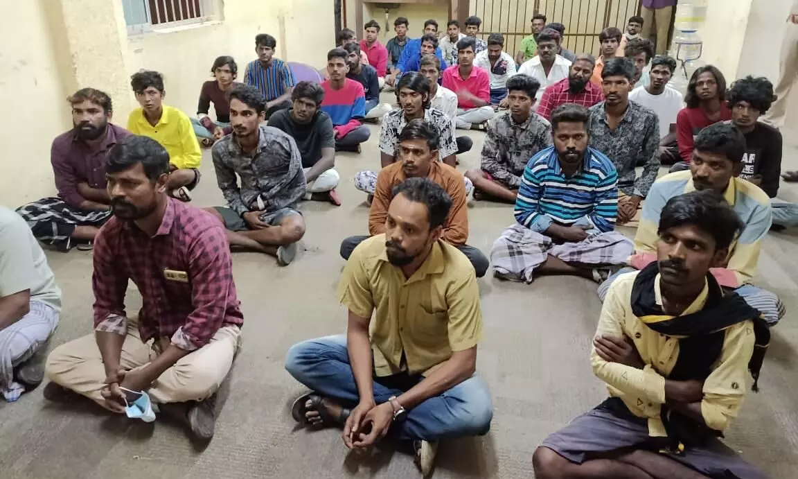 கண்ணகி நகரில் வழக்குகளில் தொடர்புடைய 70 பேருக்கு தீபாவளி பரிசு வழங்கிய போலீஸ் கண்ணகி நகரில் வழக்குகளில் தொடர்புடைய 70 பேருக்கு தீபாவளி பரிசு வழங்கிய போலீஸ்