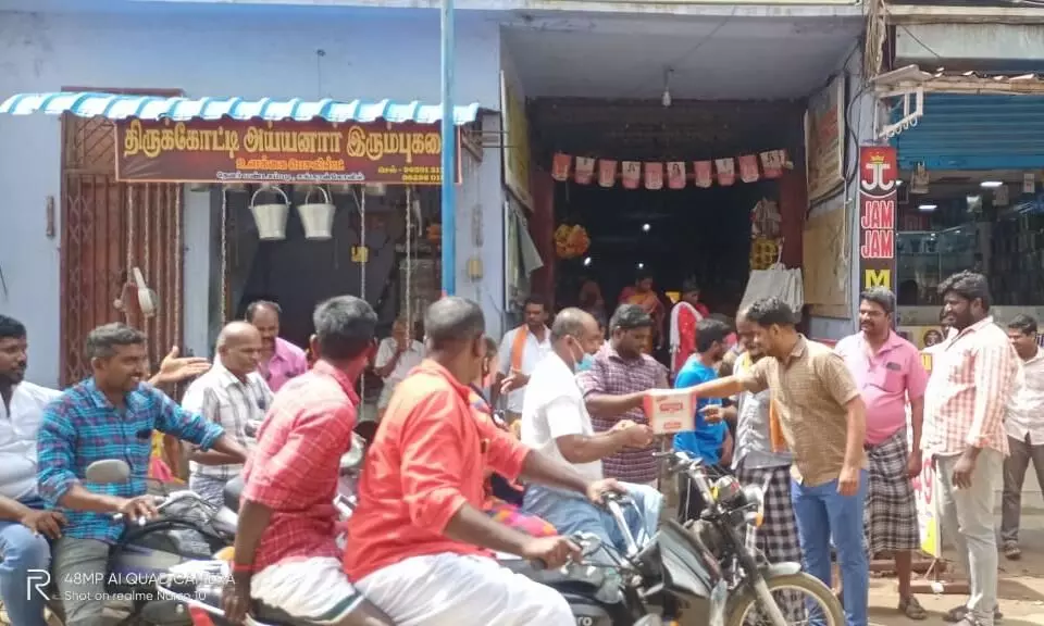 10.5% இடஒதுக்கீடு ரத்து - தீர்ப்பை வரவேற்று இனிப்புகள் வழங்கி கொண்டாடிய மக்கள் 10.5% இடஒதுக்கீடு ரத்து - தீர்ப்பை வரவேற்று இனிப்புகள் வழங்கி கொண்டாடிய மக்கள்